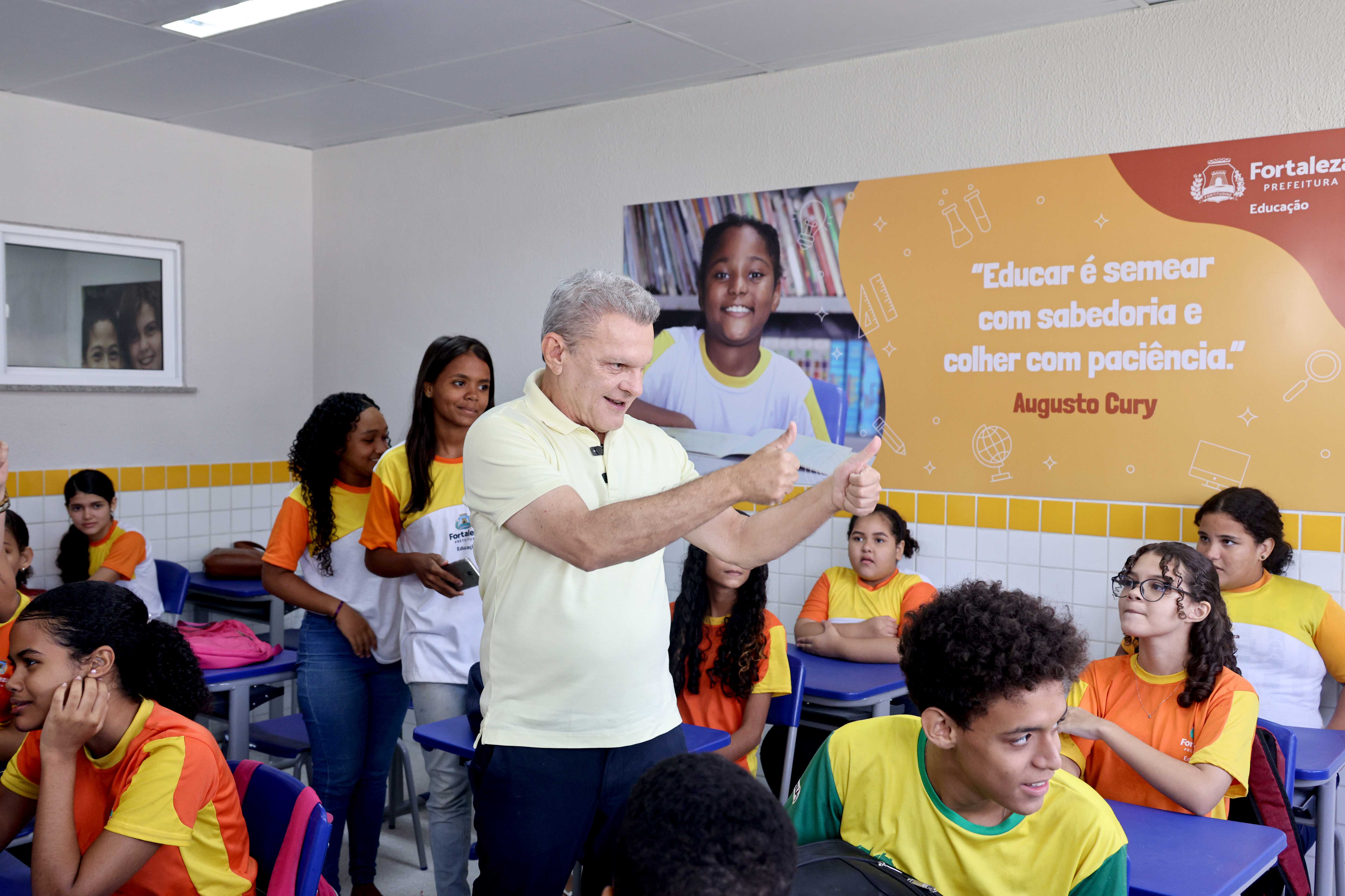 prefeito conversando com alunos